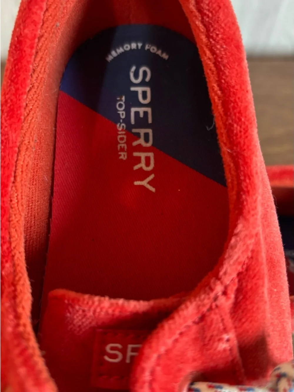 Sperry vibrant red